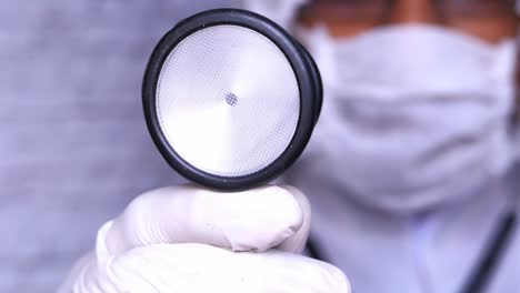 médico con un estetoscopio