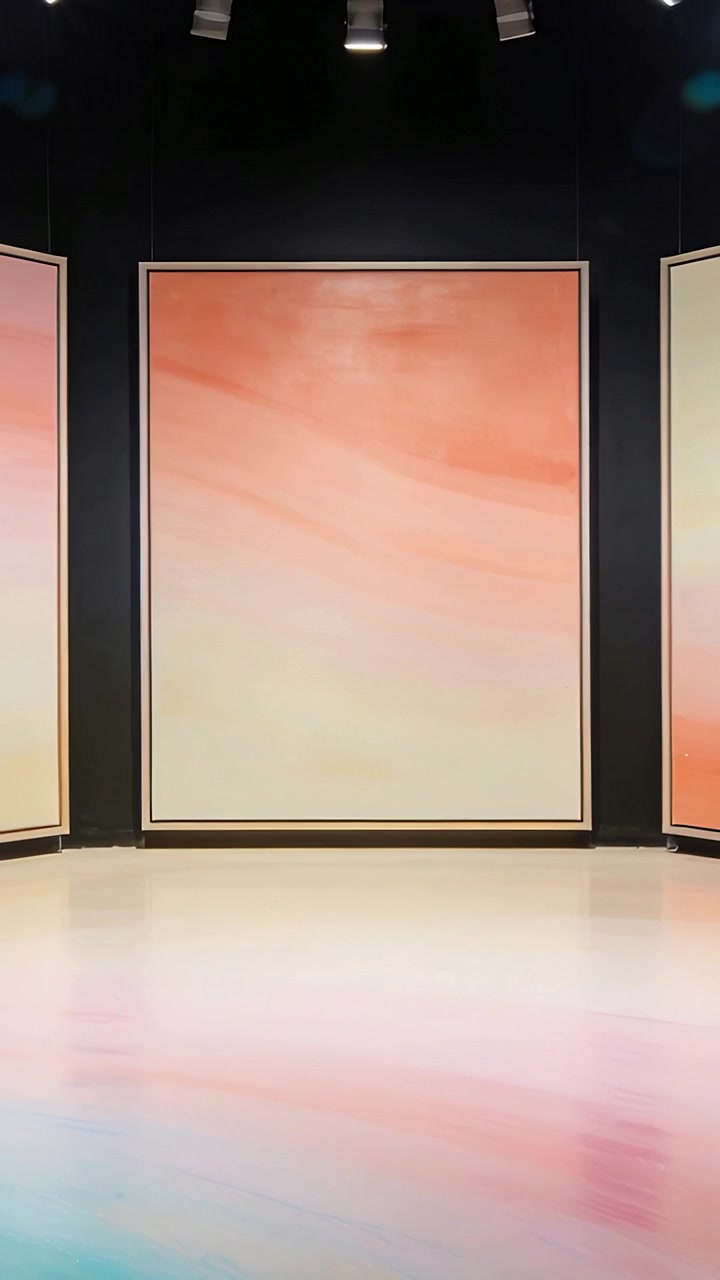 Vertikální video: Přibližující se kamera odhaluje centrální panel ve studiu se 3 panely, světly a lesklou podlahou.
