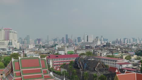 4K-Stadtlandschaftsaufnahme-Eines-Panoramablicks-Auf-Bangkok,-Thailand-An-Einem-Sonnigen-Tag,-Von-Der-Spitze-Des-Goldenen-Bergtempels