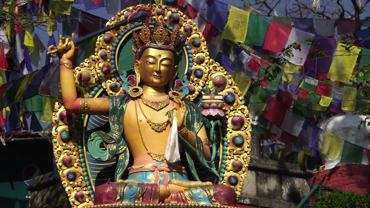 Statua dorata del Buddha Amitabha al Tempio delle Scimmie a Kathmandu, Nepal.