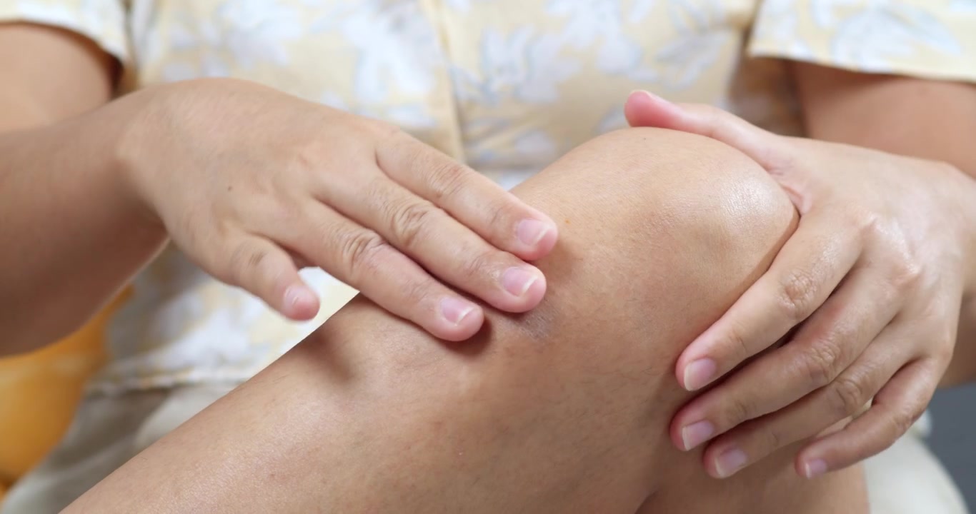 ガイド付きの手の動きで膝の痛みを和らげる効果的な方法を探る