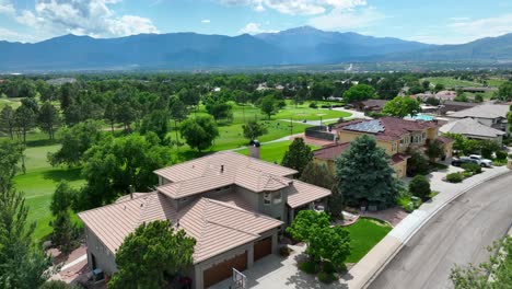 Luxurious-country-club-home-in-Colorado-Springs,-Colorado