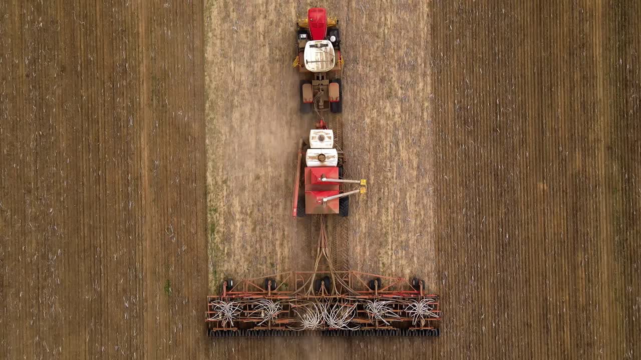 건강한 패독-10을 가로질러 트랙터로 견인되는 새로운 파종 장비