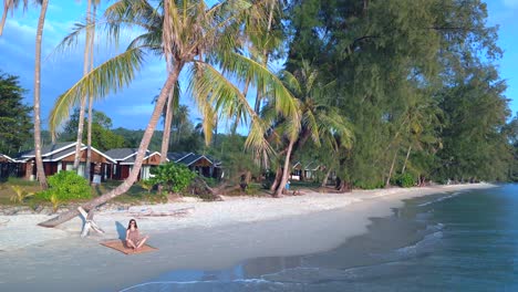 tranquila vista aérea vuelo círculo imágenes de drones yoga niña palmera koh kood puesta de sol seacret playa tailandia, día 2022