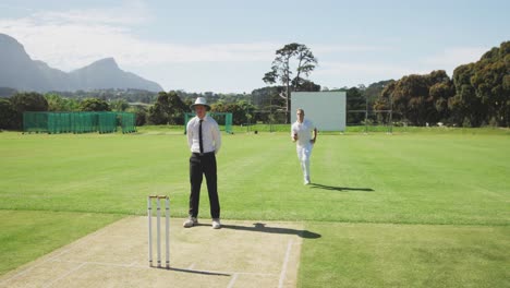 Cricket-Spieler-Läuft-Und-Wirft-Einen-Ball