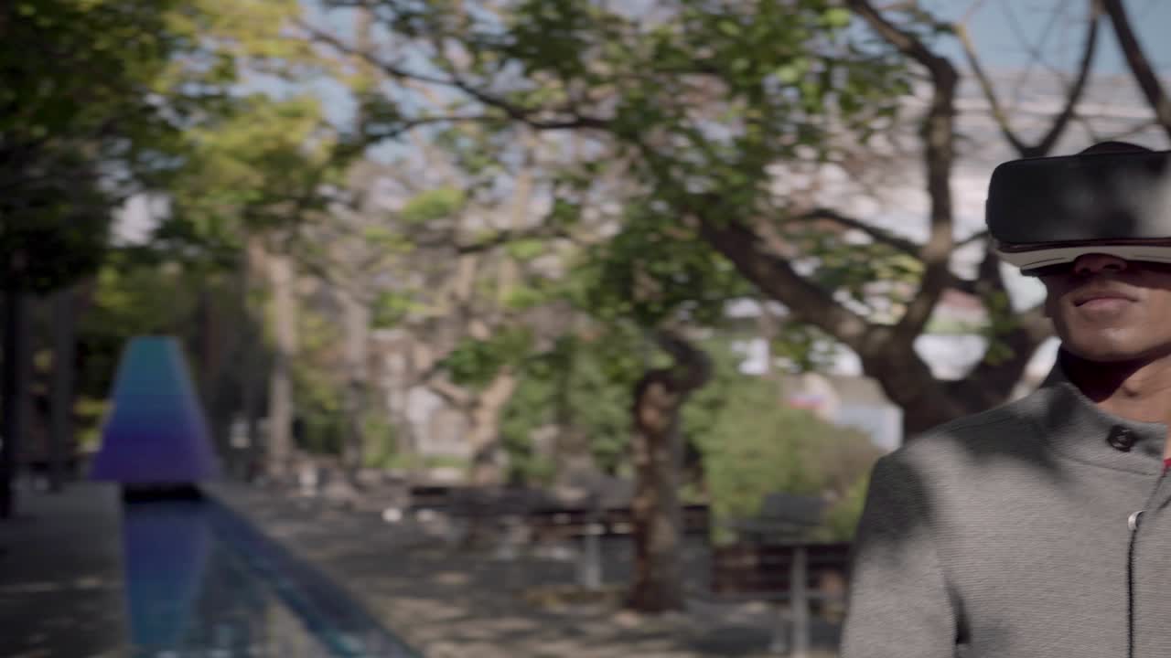 거리에서 가상 현실 헤드 ⁇ 을 사용하는 젊은 남자