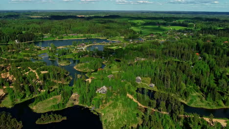 Drone-Disparó-Hermosos-Lagos-Y-Bosques-Verdes-En-El-Campo-De-Letonia