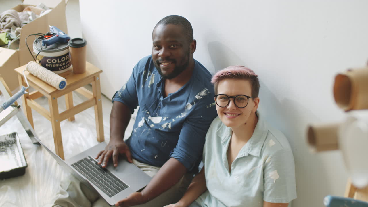 pareja trabajando en un proyecto de renovación de casa