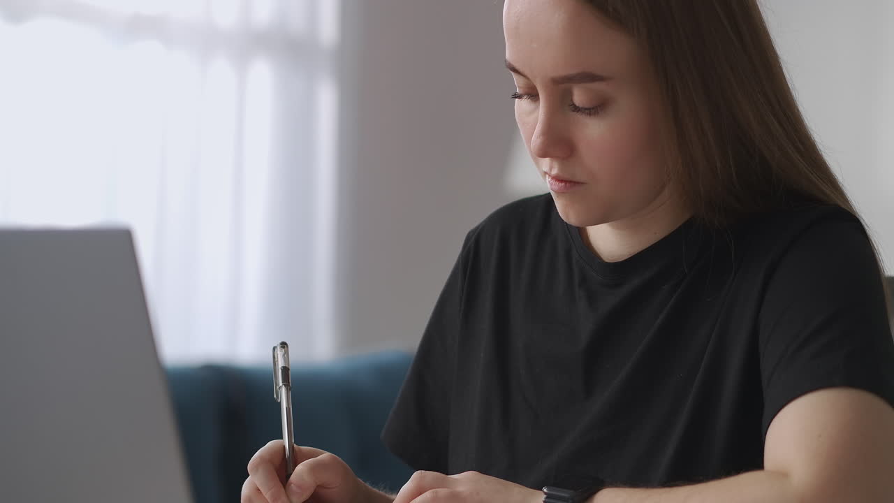educación en el hogar de un estudiante o estudiante de secundaria niña adolescente está viendo conferencias en línea en la computadora portátil y escribiendo tareas medio retrato en la sala de estar