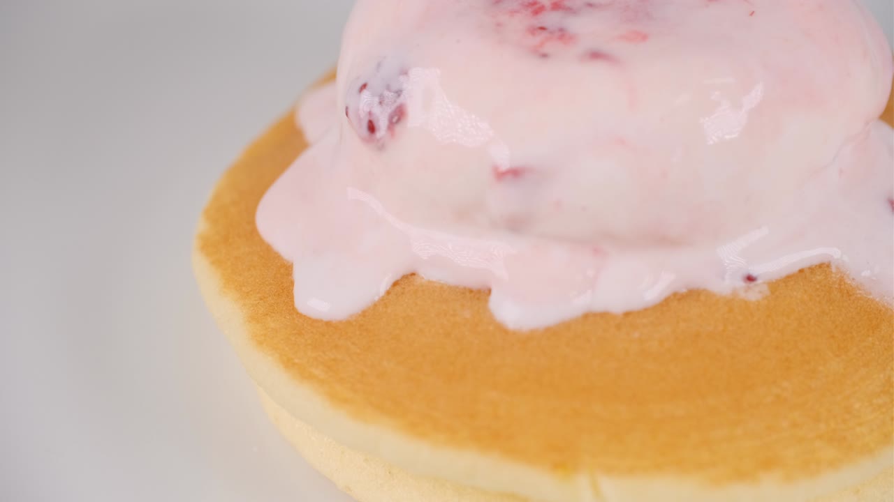 딸기 아이스크림과 함께 팬케이크