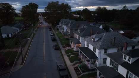 Casas-Americanas-Durante-El-Anochecer-En-Una-Pequeña-Ciudad.