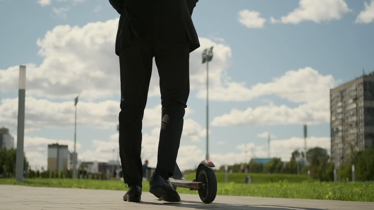 Empresario montando un patinete eléctrico