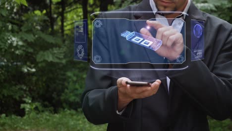 el hombre de negocios usa un holograma con una unidad usb