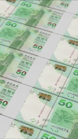 video vertical de billetes de 50 dólares de hong kong impresos por una prensa de dinero