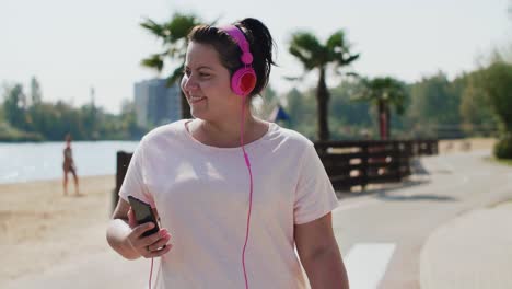 mujer bajando por la calle y escuchando música