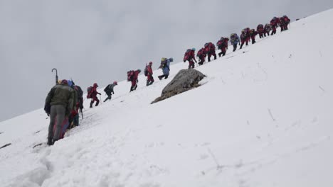 히말라야 어퍼 히말라야, uttarakhand 인도의 얼음 산을 등반하는 히말라야 산악인