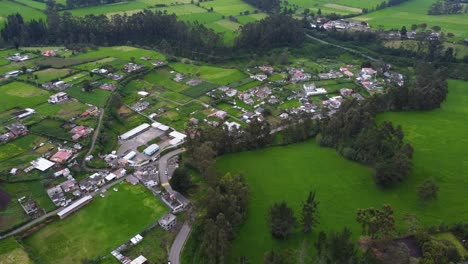 -Exuberantes-Tierras-Verdes-Y-Fértiles-Rodean-Las-Granjas-De-Las-Aldeas-Aéreas-De-Ecuador