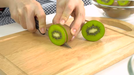 cuchillo para cortar kiwi fresco