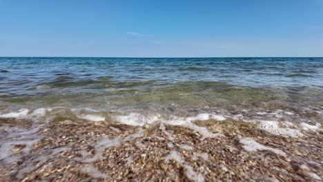 una vista de cerca de una playa de crimea con cielo azul y olas