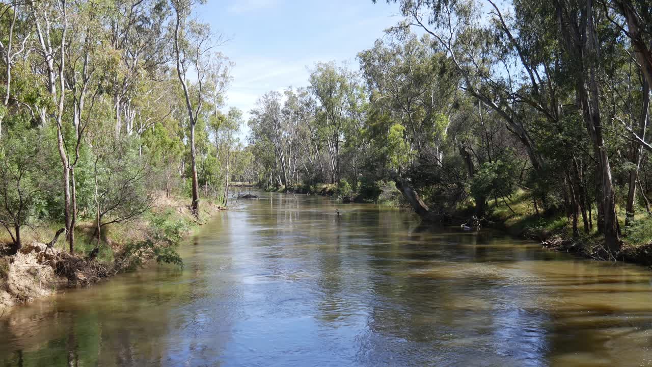 Blick auf Scotts Creek, der sich bei Cobram mit dem Murray River verbindet, um Quinns Island zu bilden, Nordost-Victoria, Australien.