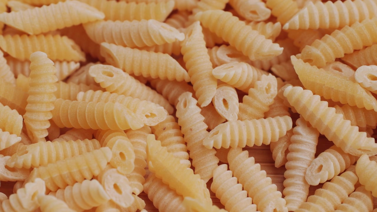 Primo piano di pasta a spirale cruda