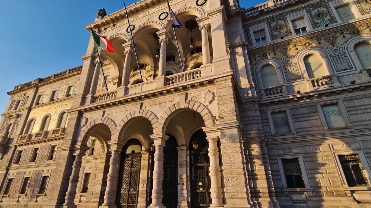 Det østerrikske stattholderskapets prefekturpalass i Trieste, Italia, vidvinkelbilde av historisk landemerke.