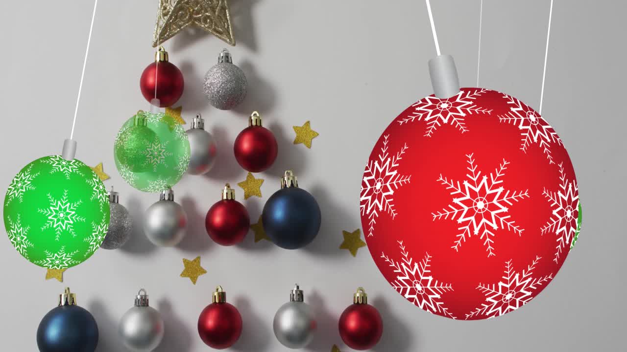 animación de colgar decoraciones de bolas de navidad coloridas contra un fondo gris