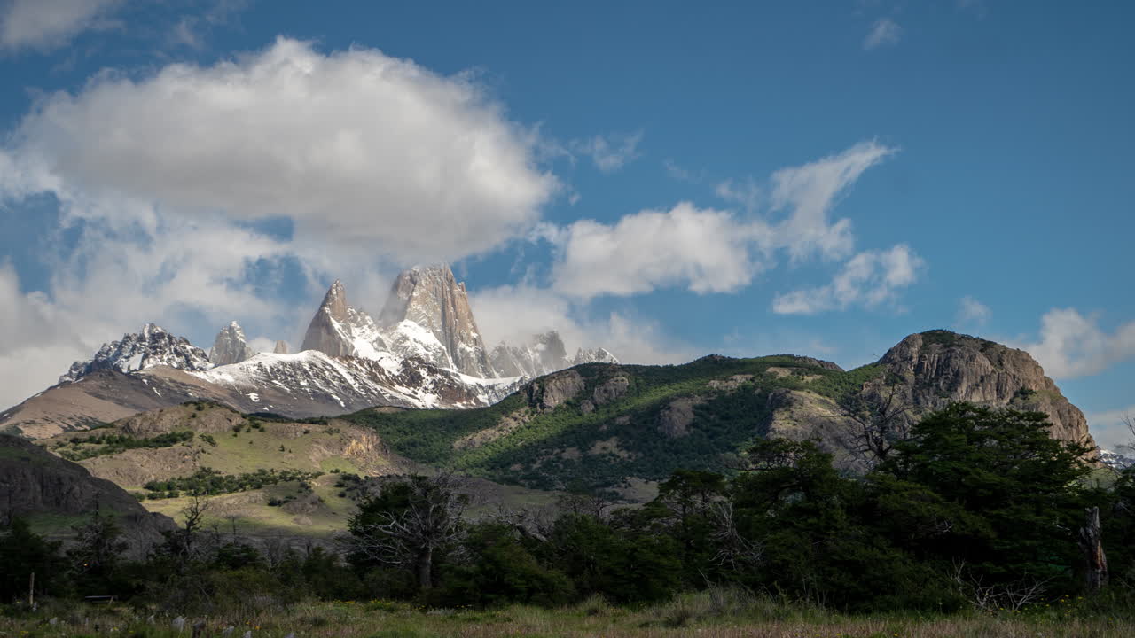 Timelapse di un fantastico paesaggio intorno alla vetta del monte Fritz Roy in una giornata di sole