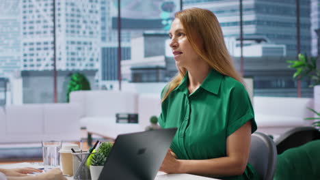 Empleador-Empresarial-Entrevistando-A-Una-Mujer-Solicitante-De-Empleo-Durante-El-Proceso-De-Contratación