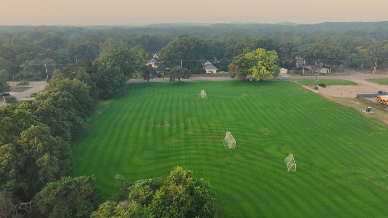 기울이는 움직임으로 축구장을 연습하기 위해 밀어붙이는 것