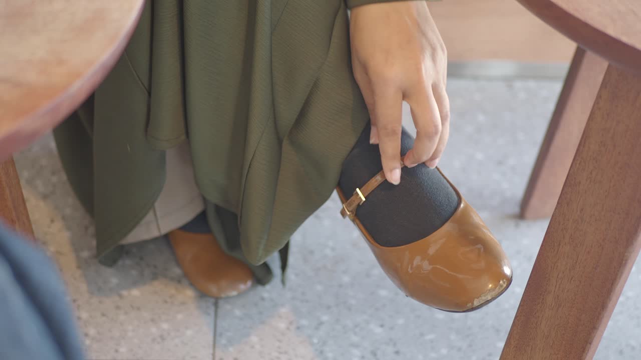 mujer sentada en un café