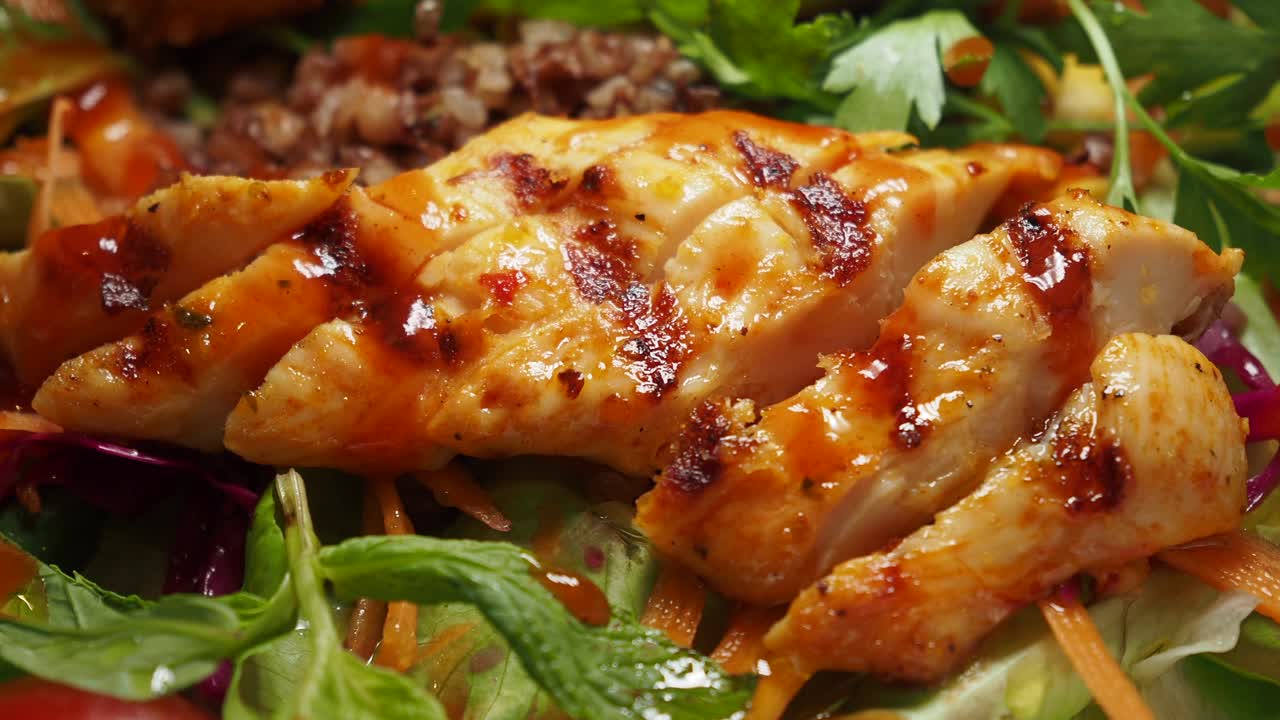 ensalada de pollo a la parrilla