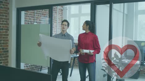 animación del corazón sobre diversas mujeres y hombres compañeros de trabajo hablando en la oficina