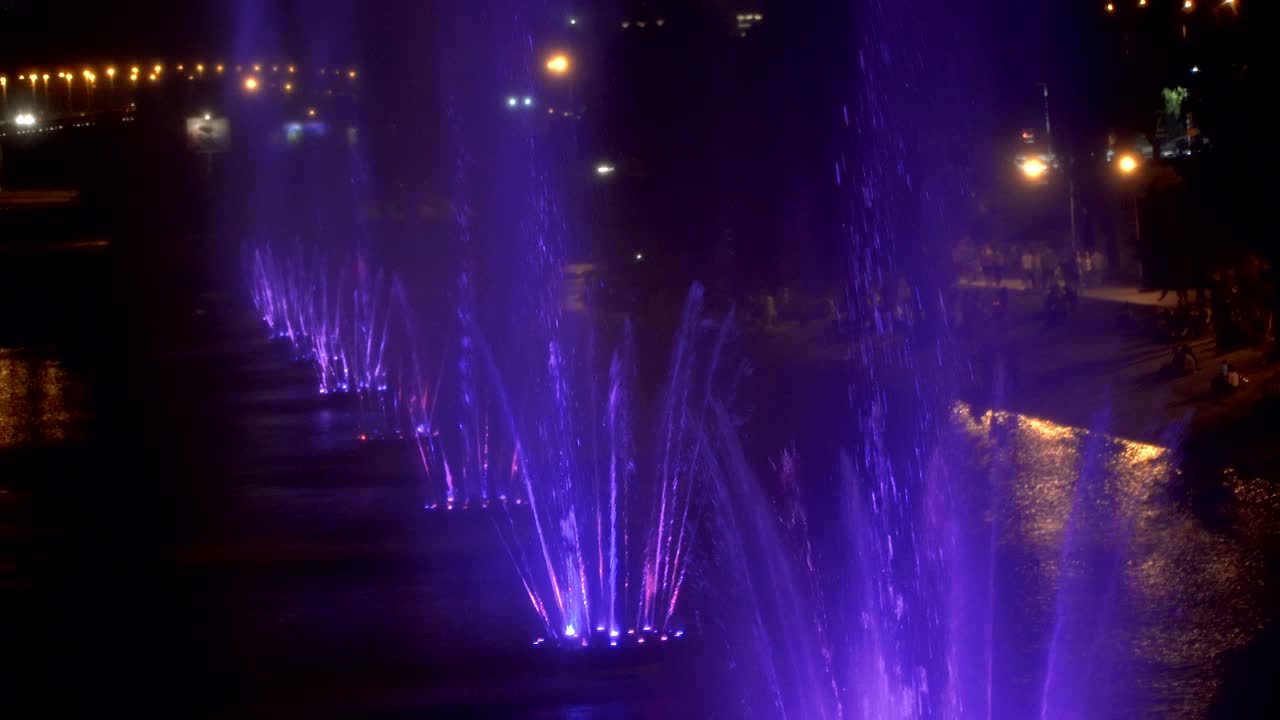 fuente. fuente multicolor en el río. ucrania. kiev