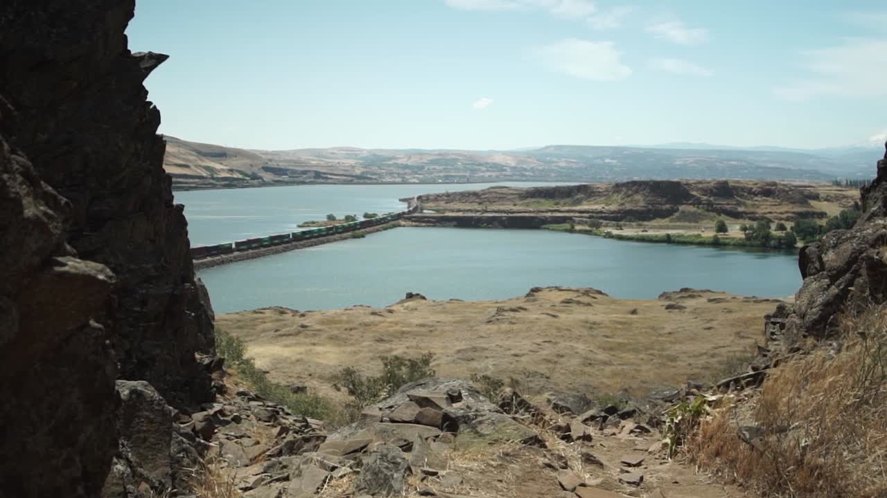 mirando hacia el desfiladero del río columbia desde lo alto de horse thief butte