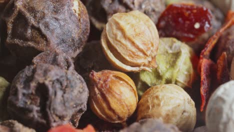 Pfefferkörner-Oder-Eine-Mischung-Aus-Paprikagewürzen.-Rote,-Weiße,-Schwarze-Und-Grüne-Scharfe-Paprika,-Super-Makro-Nahaufnahme