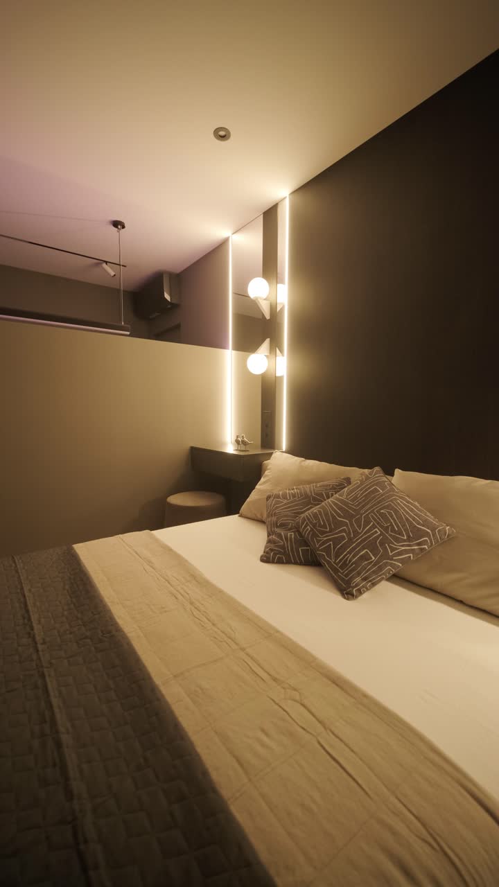 стильный и элегантный минималистский интерьер дома с чистыми линиями, нейтральными цветами и теплым окружающим освещением, создавая уютную и современную атмосферу.