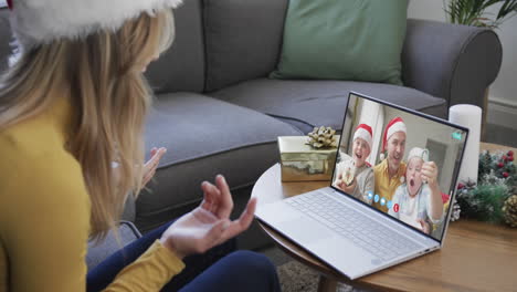 amiga caucásica y padre con hijos teniendo navidad llamada de video portátil, cámara lenta