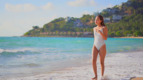 Hermosa-Mujer-Tailandesa-Caminando-Por-La-Playa-De-Arena-Frente-Al-Mar