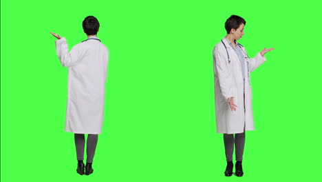 Mujer-Médica-Hace-Publicidad-Web-Contra-El-Telón-De-Fondo-De-Pantalla-Verde