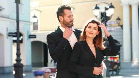 una pareja con trajes elegantes.