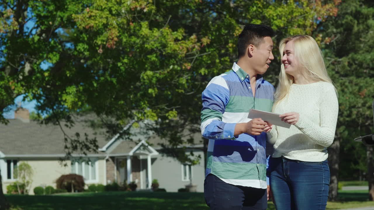 pareja feliz abre su correo