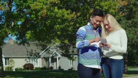 Happy-Couple-Open-Their-Mail