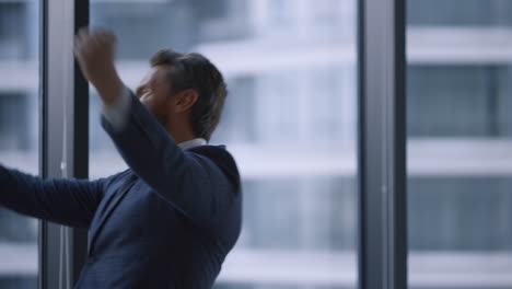 un hombre de gran alegría celebrando una victoria en los negocios.
