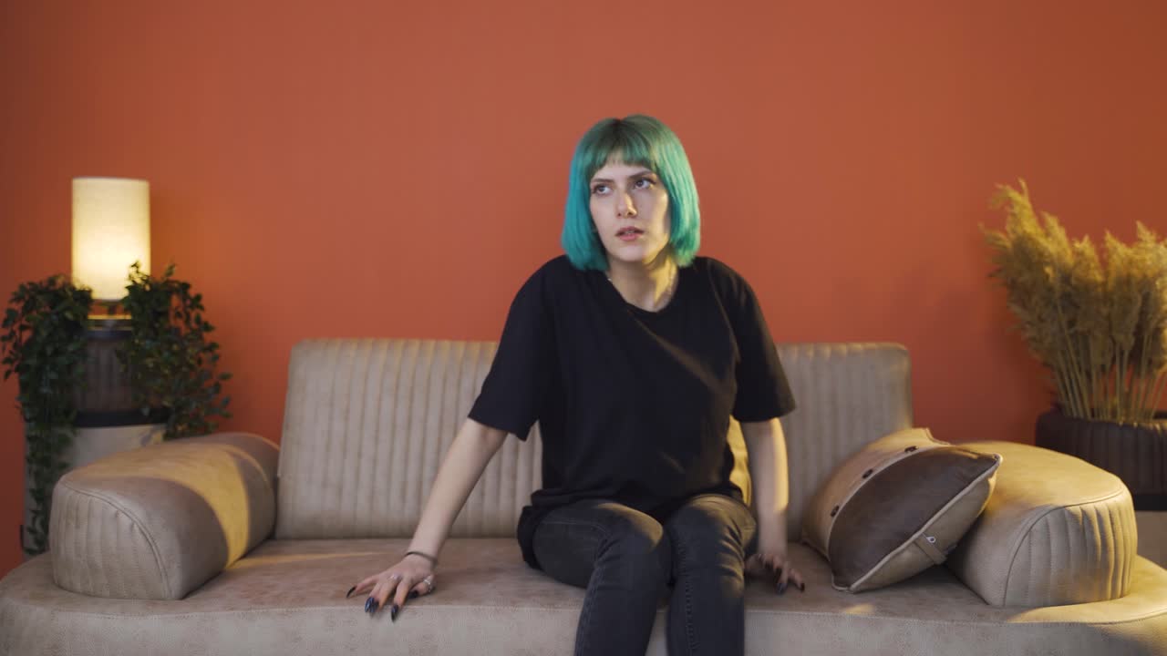 la joven que mira a su alrededor con ojos cobardes.