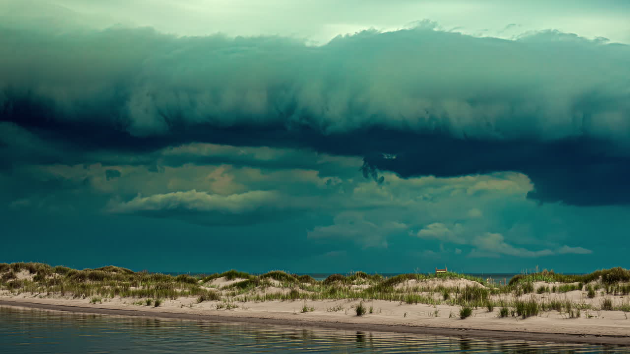 las nubes de tormenta se reúnen sobre una playa en un dramático lapso de tiempo de paisaje nublado