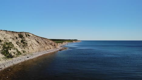 丹麥平靜的海岸線, 有海灘和懸崖在炎熱的夏天, 有安靜的水