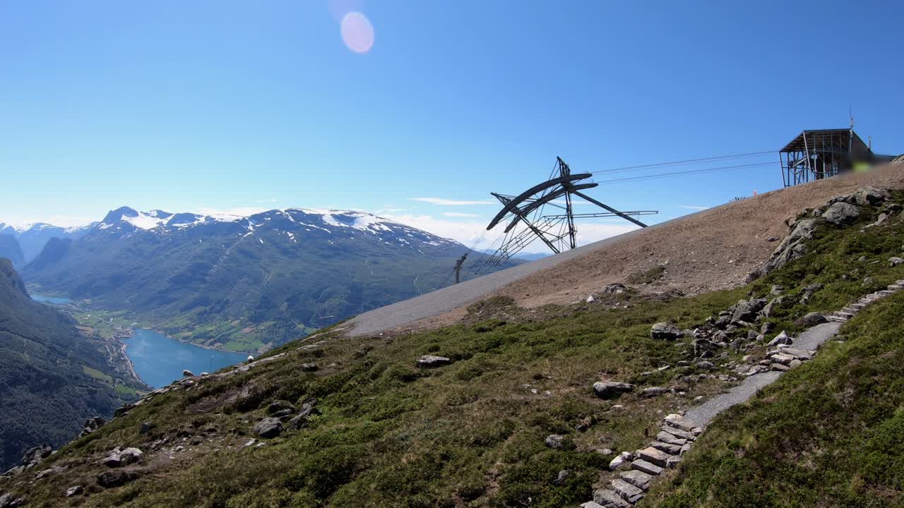 telecabina que desciende desde la montaña hoven noruega - toma estática idílica con un paisaje espectacular y ovejas pastando alrededor de la estación superior