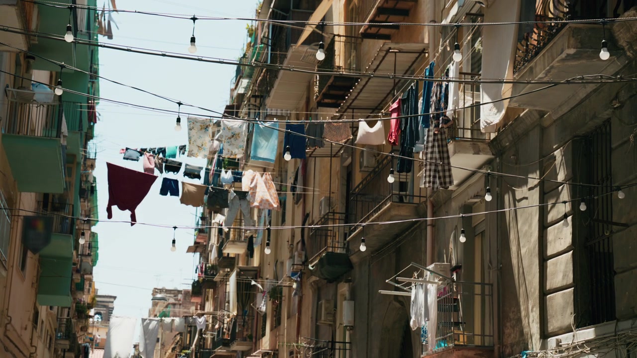 Una Tipica Strada di Napoli con Bucato Steso su Fili Tesi tra gli Edifici