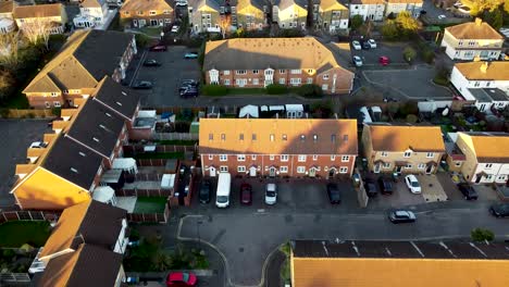 Antena-Cinematográfica-De-Pájaros-Volando-Y-Suburbios-De-Londres-Durante-La-Puesta-De-Sol-De-La-Hora-Dorada